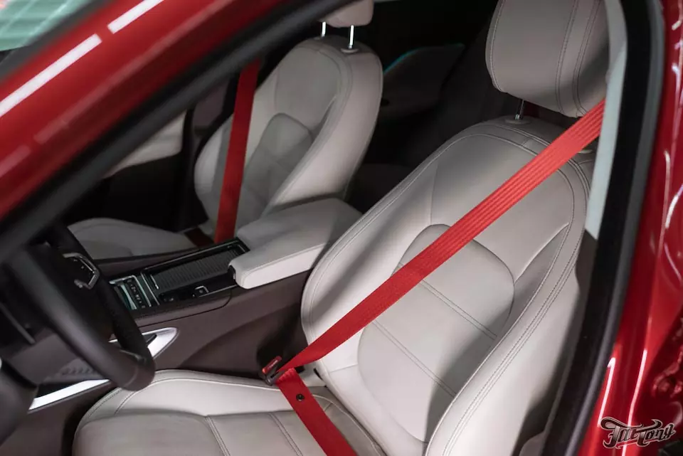 Jaguar F-Pace. Комплексная шумоизоляция салона и установка красных ремней безопасности!